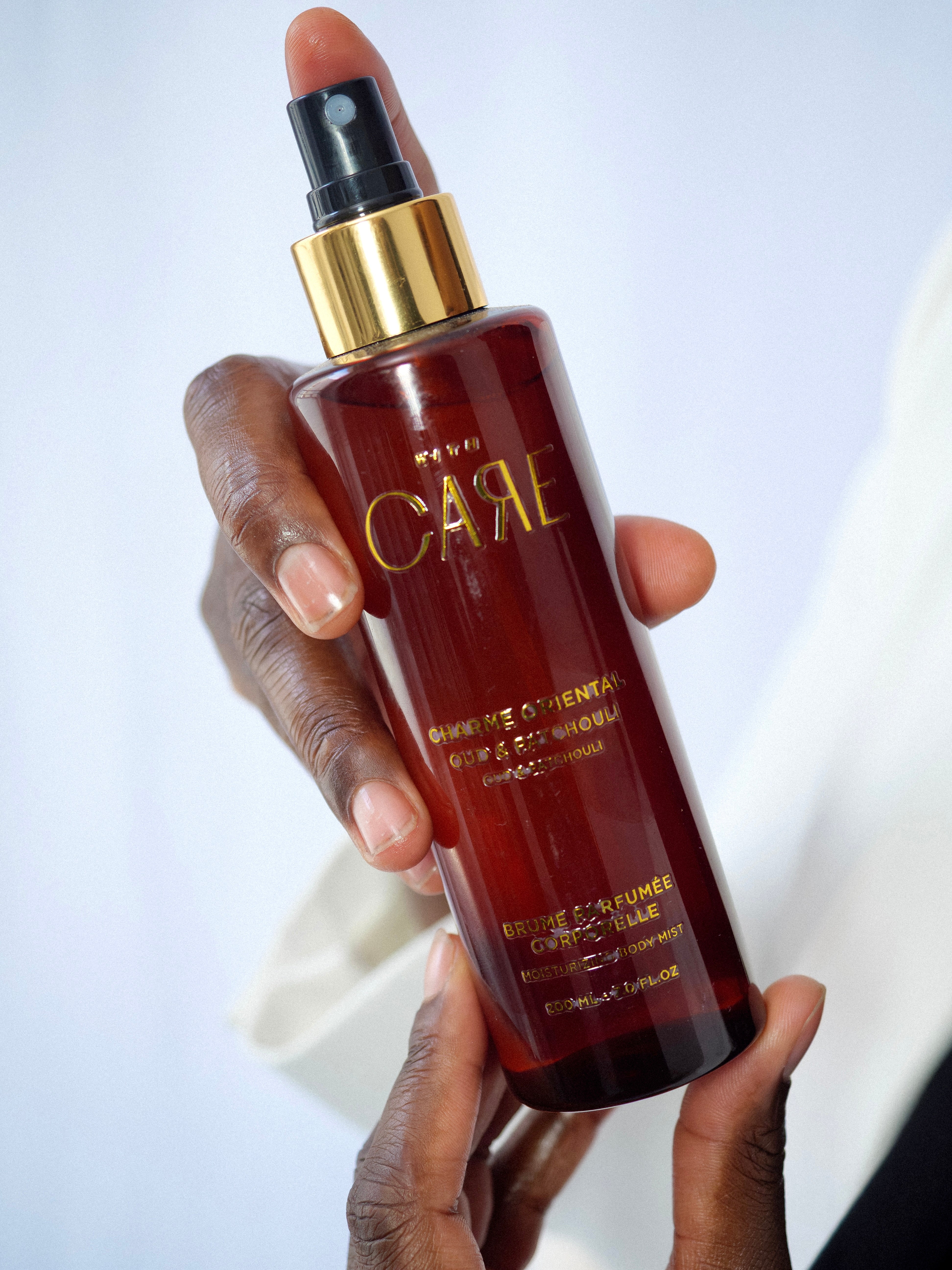 Brume parfumée corps et cheveux : à quoi ça sert et comment bien l'utiliser ?